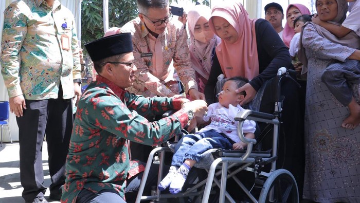 Bupati Bandung Dadang Supriatna saat resmikan layanan terapi untuk anak disabilitas.