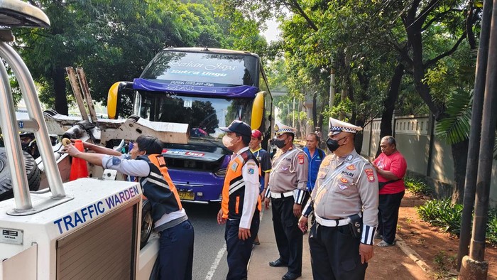 Bus mogok bikin macet panjang di Jalan TB Simatupang, Jakarta Selatan