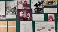 Naik ke rumah ini, kita bisa melihat silisilah lengkap dari keluarga ibunya Bung Karno. Terdapat sebuah papan yang menampilkan foto dan pohon silsilah keluarga mereka.