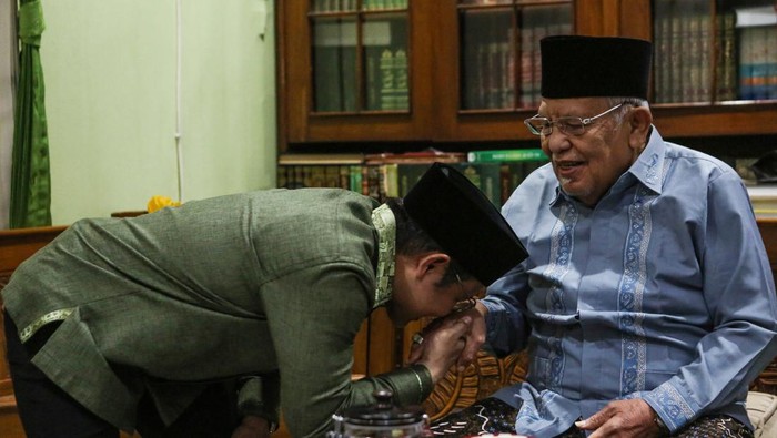 Ketua Umum PKB Muhaimin Iskandar (kiri) bersama pengasuh Ponpes Daarul Rahman KH Syukron Makmun (kanan) menjawab pertanyaan wartawan usai pertemuan di Ponpes Daarul Rahman, Jagakarsa, Jakarta, Kamis (15/8/2024). Pertemuan tersebut sebagai bentuk silaturahmi menjelang Muktamar PKB pada 24-25 Agustus 2024. ANTARA FOTO/Asprilla Dwi Adha/Spt.
