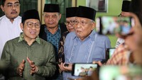 Ketua Umum PKB Muhaimin Iskandar (kiri) bersama pengasuh Ponpes Daarul Rahman KH Syukron Makmun (kanan) menjawab pertanyaan wartawan usai pertemuan di Ponpes Daarul Rahman, Jagakarsa, Jakarta, Kamis (15/8/2024).