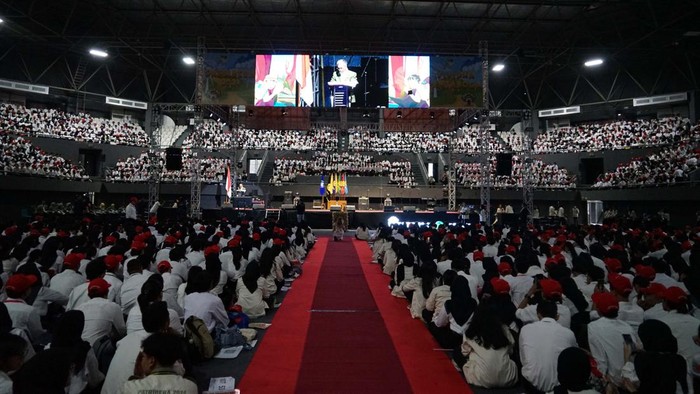 Cara Asyik Pengenalan Kampus Ala UPN Veteran Jakarta Pengenalan Kehidupan Kampus bagi Mahasiswa Baru (PKKMB) Universitas Pembangunan Nasional βVeteranβ Jakarta (UPNVJ) di tahun 2024 berlangsung meriah lewat kehadiran deretan narasumber kompeten dan guest star ternama, mulai dari eks Menko Polhukam Mahfud MD hingga grup musik HIVI!.