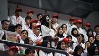 Para mahasiswa baru tampak antusias dengan beragam pertanyaan saat sesi tanya jawab. Acara ini semakin hidup dengan penampilan Ananta Rispo, seorang komedian, yang berhasil menghibur peserta dengan materi stand-up comedy yang segar.