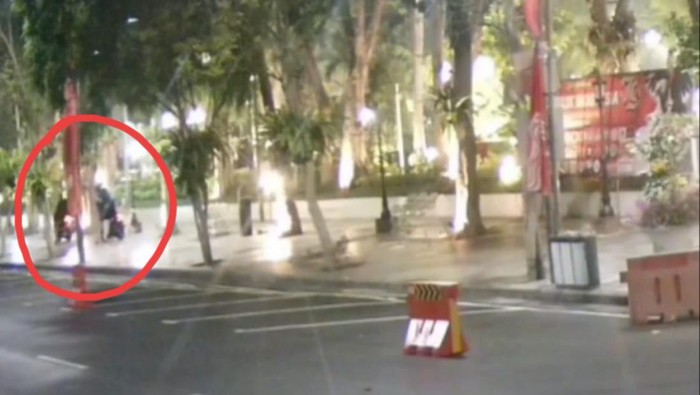 Detik-detik petugas kebersihan dibegal di Balai Kota Surabaya.