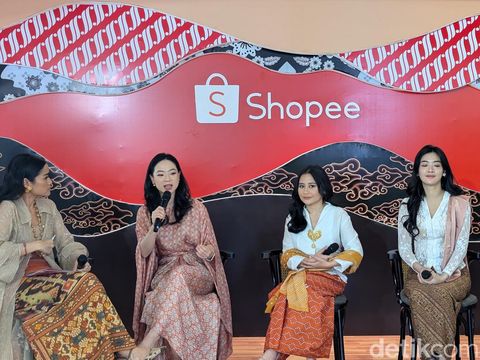 Director of Business (Fashion & FMCG) Shopee Indonesia Putri Lukman (kedua dari kiri)