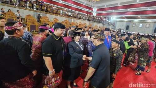 Forkompinda Karangasem saat memberikan ucapan selamat kepada anggota DPRD Kabupaten Karangasem terpilih, Kamis (15/8/2024). (foto: I Wayan Selamat Juniasa)