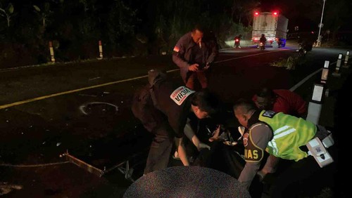 Evakuasi korban tabrak lari di Jalan Denpasar-Gilimanuk, Banjar Dinas Dingin, Desa Selemadeg, Kecamatan Selemadeg, Tabanan, Kamis (15/8/2024). (Istimewa/Satlantas Tabanan)