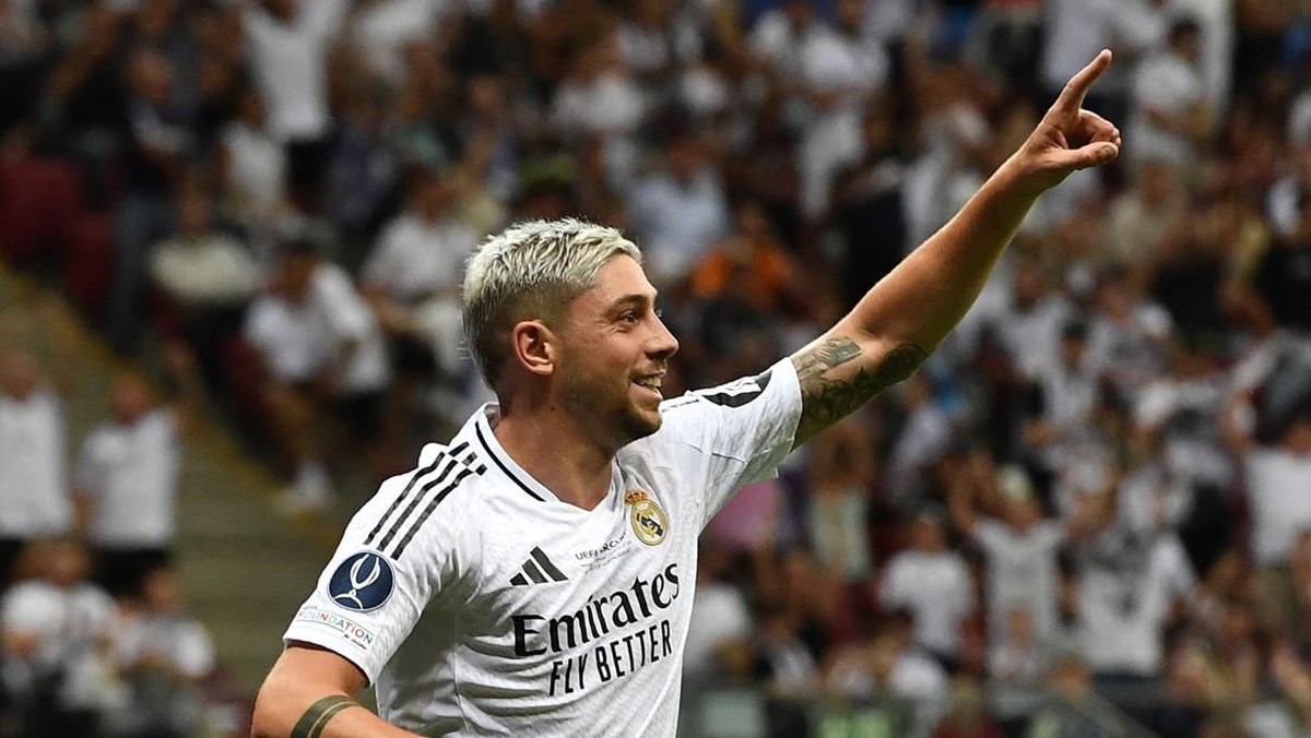 Federico Valverde puas bisa membawa Real Madrid menjadi juara Piala Super Eropa. (Foto: REUTERS/Jennifer Lorenzini)