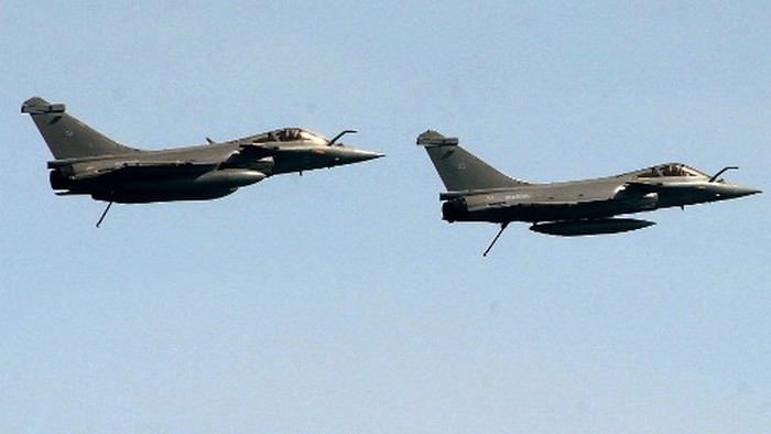 (FILES) Two French Rafale jet fighters fly during an international military exercise with Indian navy on May 11, 2017 off the coasts of Brest, western France. According to the Meurthe-et-Moselle prefecture, an accident between two Rafale aircraft of the Air and Space Force was reported in the Colombey les Belles area, eastern France, mid-day on August 14, 2024. The search to locate the pilots is underway. (Photo by FRED TANNEAU / AFP)
