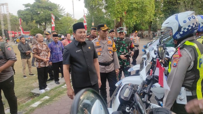 Forkopimda Sidoakrjo mengecek apel Operasi Mantap Praja Semeru 2024