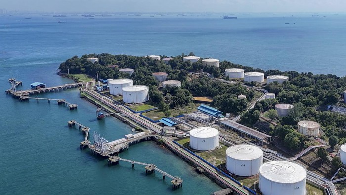 Foto udara kawasan Terminal Bahan Bakar Minyak (TBBM) Pulau Sambu, Batam, Kepulauan Riau, Kamis (15/8/2024). TBBM Pulau Sambu memiliki kapasitas penyimpanan BBM sebanyak 320.000 kiloliter dan merupakan fuel terminal milik Pertamina yang mendapatkan status Pusat Logistik Berikat (PLB). ANTARA FOTO/Teguh Prihatna/aww.