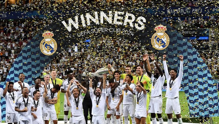 Soccer Football - Super Cup - Real Madrid v Atalanta - National Stadium, Warsaw, Poland - August 14, 2024
Real Madrids Luka Modric lifts the trophy as he celebrates with teammates after winning the Super Cup REUTERS/Kacper Pempel     TPX IMAGES OF THE DAY