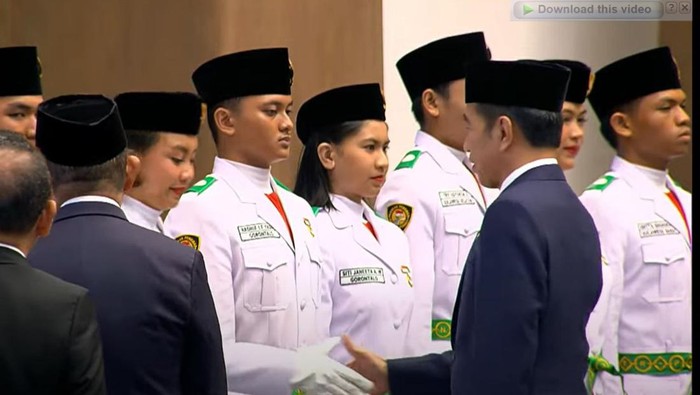 Anggota Paskibraka Putri dari Gorontalo, Sitti Janetaa Abdull Wahab saat pengukuhan oleh Presiden Joko Widodo (Jokowi).