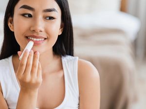 Bibir Kering dan Pecah-pecah? Ini Cara Pilih Lip Balm yang Tepat