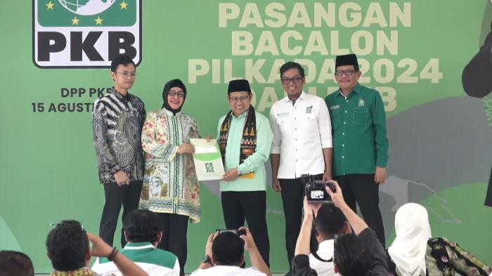 Bakal pasangan calon Indira Jusuf Ismail-Ilham Ari Fauzi Amir Uskara resmi menerima surat dukungan model B.1-KWK dari DPP PKB untuk maju Pilwalkot Makassar 2024.