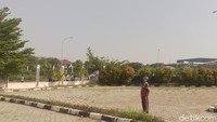 Terletak di Jalan Asoca, Cakung Timur, area yang sekiranya seluas 900 meter persegi ini memang diperuntukan sebagai tempat berlatih para atlet pelatda DKI. detikTravel pun berkesempatan untuk melihat tebing buatan itu, Jumat (9/8).