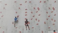 Setiap sore biasanya kawasan ini ramai oleh warga sekitar menghabiskan waktu, entah untuk berolahraga ataupun nongkrong. Jakarta International Climbing Wall Park ini biasa buka setiap hari kecuali Rabu dan mulai jam 06.00 hingga 18.00 WIB.  
