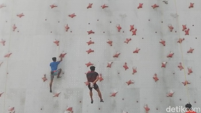 Fasilitas latihan yang berstandar internasional jadi penunjang kemampuan untuk para atlet panjat dinding. Di Jakarta, terdapat area latihan panjat tebing dengan standar internasional yakni Jakarta International Climbing Wall Park.