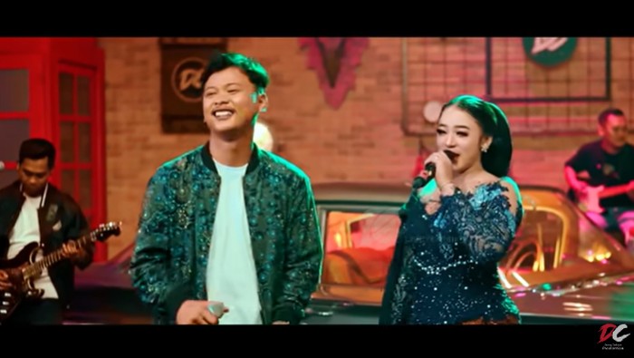 Jasun Biber feat Niken Salindry menyanyikan lagu Kawin Kontrak.