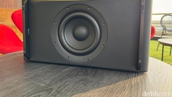 Tidak ketinggalan subwoofer berukuran 6,5 inch untuk menghasilkan suara bass yang menggelegar. Speaker ini memiliki rentang frekuensi 40Hz sampai 20kHz dengan daya outpur speaker sebesar 270W. Foto: Adi Fida Rahman/detikINET