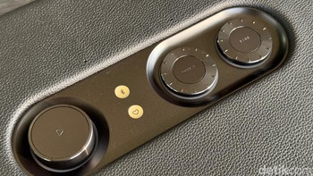 Bagian atas terdapat tombol pengaturan volume, treble dan bass. Selain itu ada tombol Bluetooth dan playlist favorit.  Foto: Adi Fida Rahman/detikINET