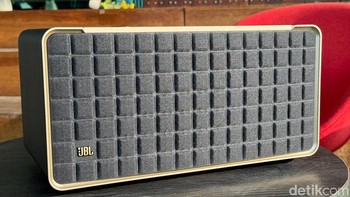 JBL Authentics series hadir dengan desain yang terinspirasi dari JBL L100, speaker legendaris keluaran tahun 1970-an. Inspirasi desain itu dapat dilihat dari desain grille JBL Authentics series yang cukup unik Foto: Adi Fida Rahman/detikINET