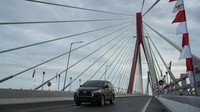 Sejumlah kendaraan melintas di Jembatan Pulau Balang, Penajam Paser Utara, Kalimantan Timur, Kamis (15/8/2024). Jembatan Pulau Balang menjadi penghubung antara Kota Balikpapan dan Ibu Kota Nusantara (IKN).