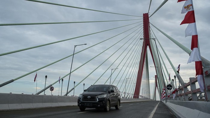 Sejumlah kendaraan melintas di Jembatan Pulau Balang, Penajam Paser Utara, Kalimantan Timur, Kamis (15/8/2024). Jembatan Pulau Balang yang menjadi penghubung antara Kota Balikpapan dan Ibu Kota Nusantara (IKN) dibuka sementara waktu jelang peringatan HUT ke-79 RI. ANTARA FOTO/Fauzan/foc.