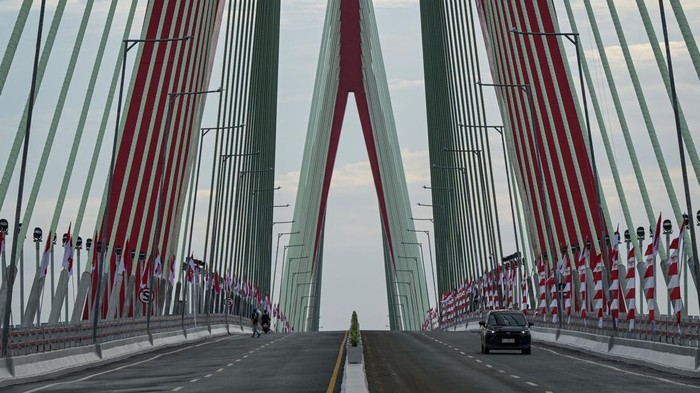 Sejumlah kendaraan melintas di Jembatan Pulau Balang, Penajam Paser Utara, Kalimantan Timur, Kamis (15/8/2024). Jembatan Pulau Balang yang menjadi penghubung antara Kota Balikpapan dan Ibu Kota Nusantara (IKN) dibuka sementara waktu jelang peringatan HUT ke-79 RI. ANTARA FOTO/Fauzan/foc.