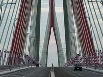 Bendera Merah Putih Hiasi Jembatan Pulau Balang Jelang HUT RI di IKN