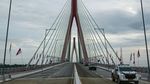 Bendera Merah Putih Hiasi Jembatan Pulau Balang Jelang HUT RI di IKN