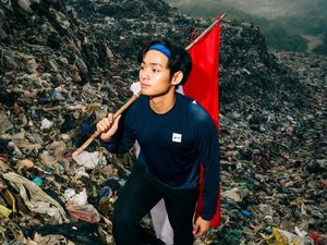 Jerhemy Owen Melakukan Pendakian di Gunung Sampah Bantar Gebang