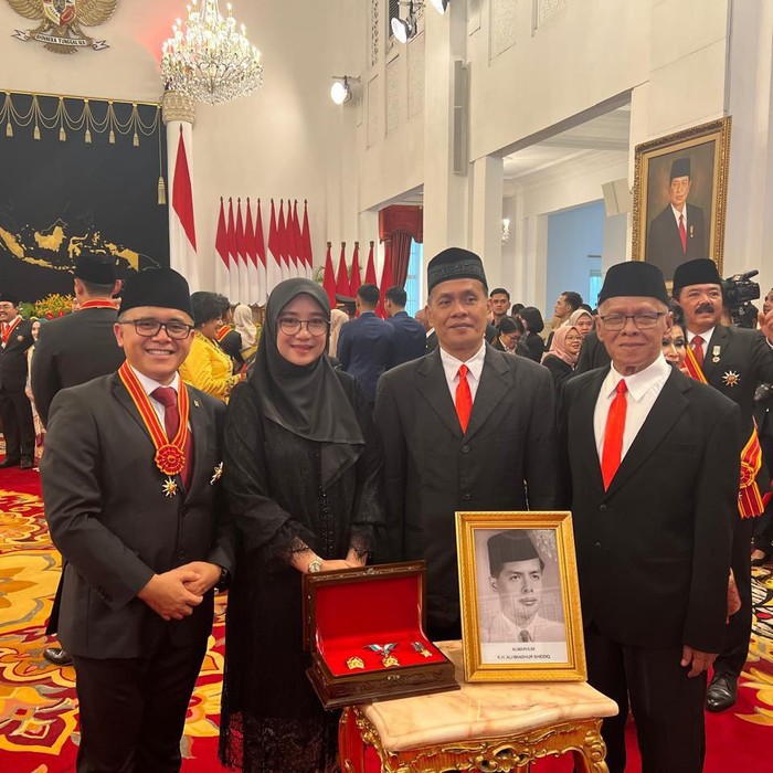 Jokowi Anugerahkan Tanda Kehormatan KH Ali Manshur, pencipta Selawat Badar Banyuwangi yang diberikan  kepada putra sulungnya, KH Ahmad Syakir Ali dan putra bungsunya, Gus Saiful Islam