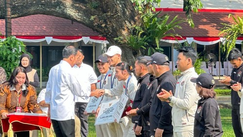Jokowi serahkan bonus ke atlet peraih medali Olimpiade 2024