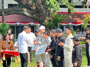 Jokowi Serahkan Bonus Rp 6 Miliar ke Rizki Juniansyah dan Veddriq Leonardo