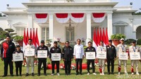Selain itu, para pelatih atlet peraih medali emas juga diberikan bonus sebesar Rp 2,75 miliar dan pelatih atlet peraih medali perunggu senilai Rp 675 juta.