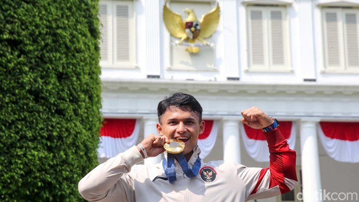 Presiden Joko Widodo menerima atlet peraih medali Olimpiade Paris 2024 di Istana Merdeka, Jakarta, Kamis (15/8/2024). Jokowi menyerahkan bonus kepada mereka.