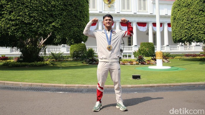 Presiden Joko Widodo menerima atlet peraih medali Olimpiade Paris 2024 di Istana Merdeka, Jakarta, Kamis (15/8/2024). Jokowi menyerahkan bonus kepada mereka.