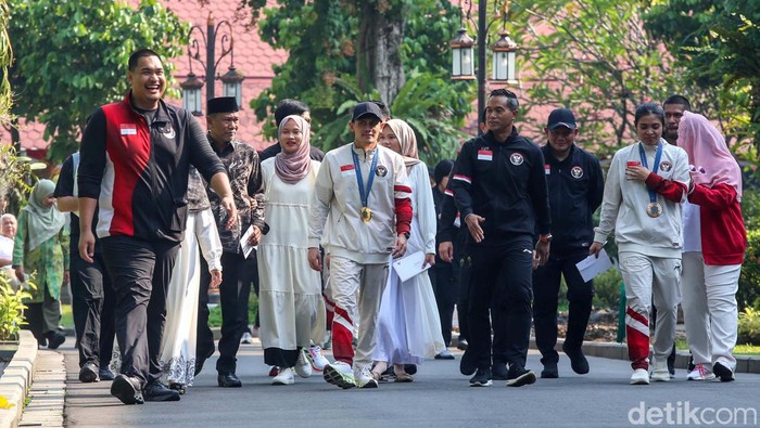 Presiden Joko Widodo menerima atlet peraih medali Olimpiade Paris 2024 di Istana Merdeka, Jakarta, Kamis (15/8/2024). Jokowi menyerahkan bonus kepada mereka.