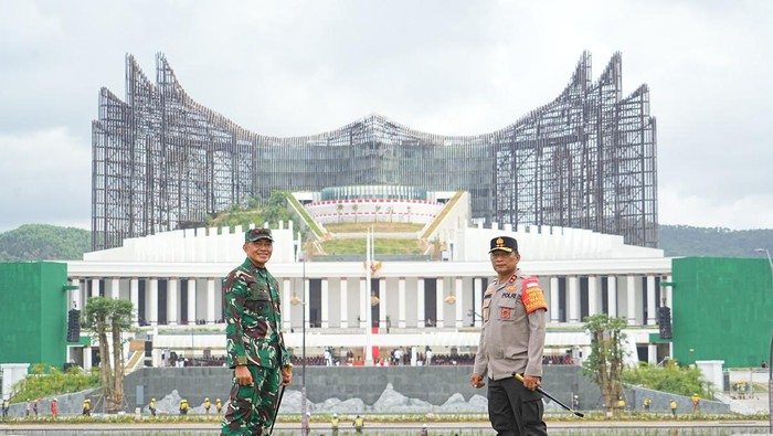 Kapolda Kaltim Irjen Nanang Avianto dan Pangdam VI/Mulawarman Mayjen Tri Budi Utomo saat berada di pusat IK. Dokumen Istimewa.