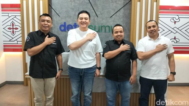 Kapolda Riau Irjen Mohammad Iqbal saat menyambangi Markas detikSumut di Medan. (Foto: Haris Molana/detikSumut).