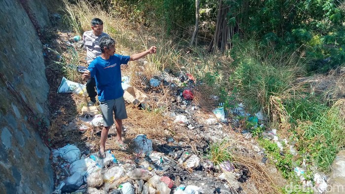 Kapolsek Karanganom AKP Panut Haryono bersama saksi mengecek ulang lokasi temuan bayi di tepi sungai Klaten.