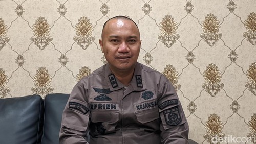 Kasi Penkum Kejati NTB Efrien Saputera saat ditemui wartawan, Kamis (15/8/2024). (Ahmad Viqi/detikBali)