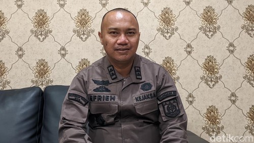 Kasi Penkum Kejati NTB Efrien Saputra saat konferensi pers, Kamis (15/8/2024). (Foto: Ahmad Viqi/detikBali).