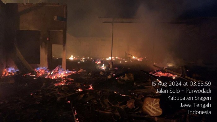 Kebakaran pabrik mebel UD Ronggo Jati di Dukuh Karangrejo, Desa Karangjati, Kecamatan Kalijambe, Kabupaten Sragen, Kamis (15/8/2024).