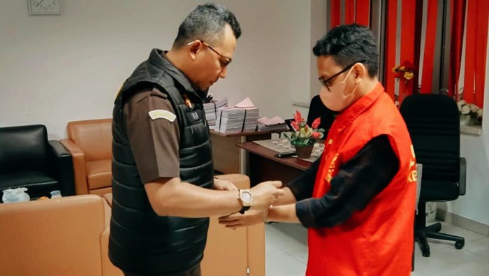 Kedua tersangka RD-MH digiring ke sel tahanan Rutan kelas 1 Palembang