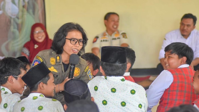 Kegiatan Satpol PP Goes to School di SD Khadijah 3 Surabaya
