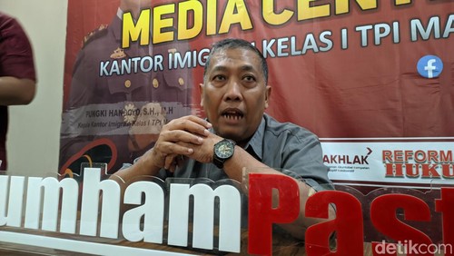 Kepala Seksi Teknologi Informasi Komunikasi Keimigrasian Kantor Imigrasi Kelas I Khusus TPI Mataram, Heri Sudiono, saat ditemui wartawan, Kamis (15/8/2024). (Ahmad Viqi/detikBali)