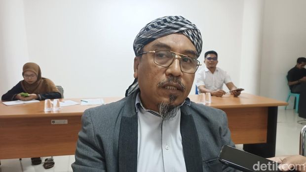 Ketua Fraksi PKS DPRD Lombok Tengah, Ahmad Supli saat ditemui awak media di kantornya. Foto: (Edi Suryansyah/detikBali)