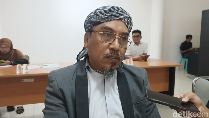Ketua Fraksi PKS DPRD Lombok Tengah, Ahmad Supli saat ditemui awak media di kantornya. Foto: (Edi Suryansyah/detikBali)